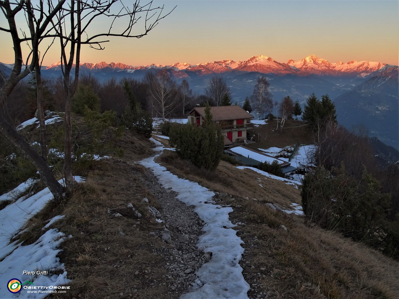 59 Il rif. 'I Lupi' al tramonto con vista sulle Orobie.JPG
